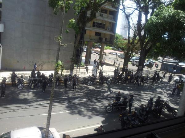 Unidades policiales sitean la Avenida Perú. <br>