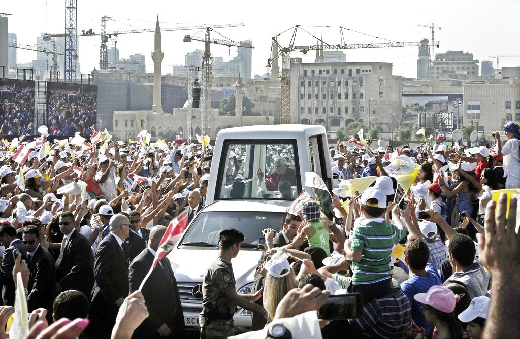 El papa Benedicto XVI saluda desde el papamóvil a su lleganda al muelle de Beirut. Foto/EFE<br>