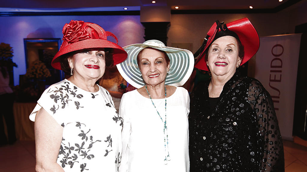 María Isabel de Fernández, Rosines de Herbruger y Yolanda Vallarino.()