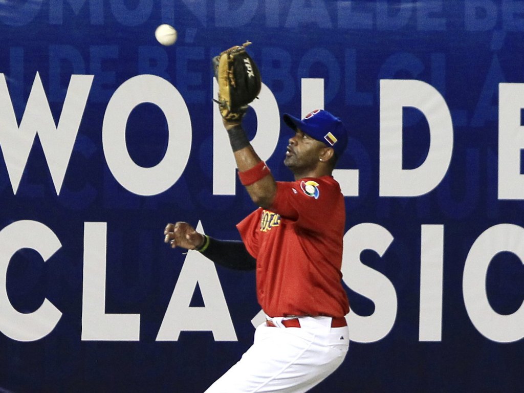 - El jugador colombiano Jolbert Cabrera atrapa una bola ante la novena nicaragüense. Foto/EFE<br>