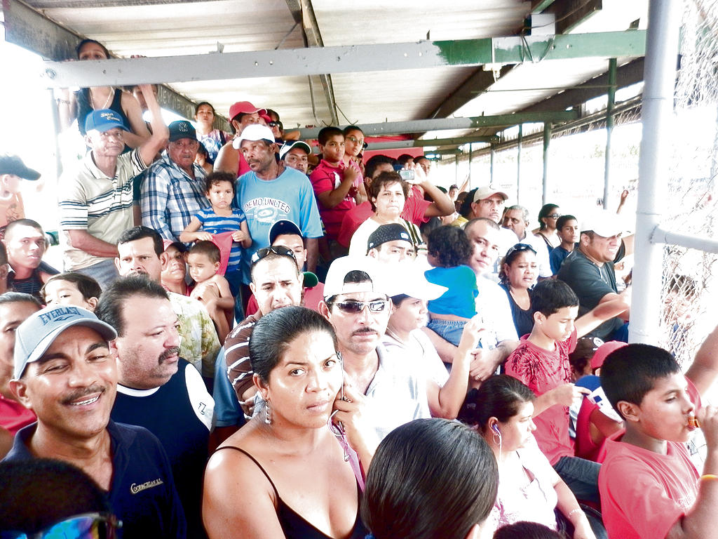 Apoyo. Las graderías del estadio 15 de Diciembre, en Coclé, estuvieron abarrotadas de público.(ELENA VALDEZ)