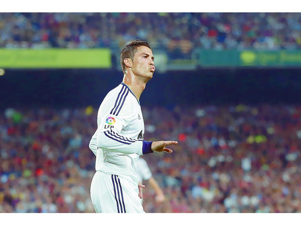 Héroe. Calma, calma, le pide Cristiano Ronaldo a la afición del Camp Nou.(efe)
