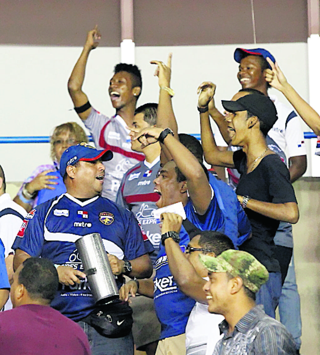 Fiesta. Hubo mucha alegría en las gradas.(Anayansi Gamez)