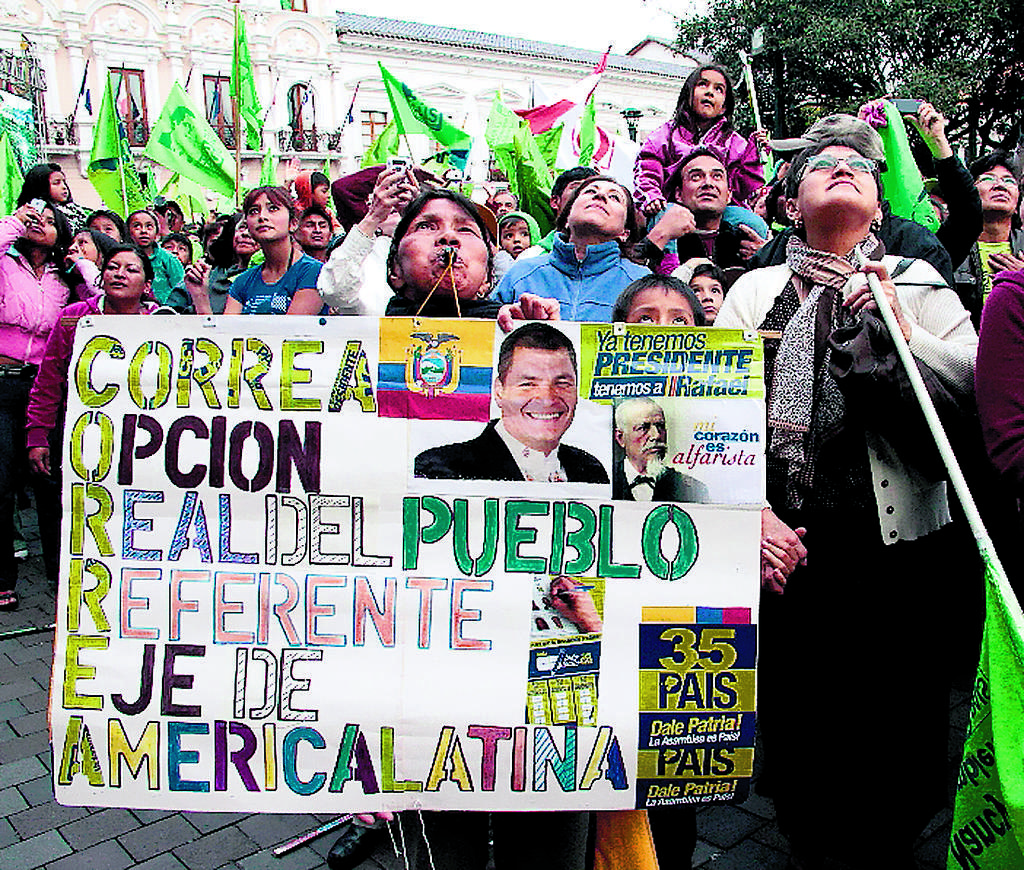 La población ecuatoriana celebra el triunfo de Rafael Correa.(EFE )