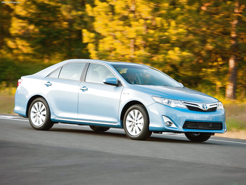 Toyota Camry Híbrido. Vehículo de lujo que destaca por rendir unos 116 HP con motor de combustión y unos 105 cuando utiliza el eléctrico. Tiene sistema Smart Entry (apertura y arranque sin llave). Precio $43 mil 800.()