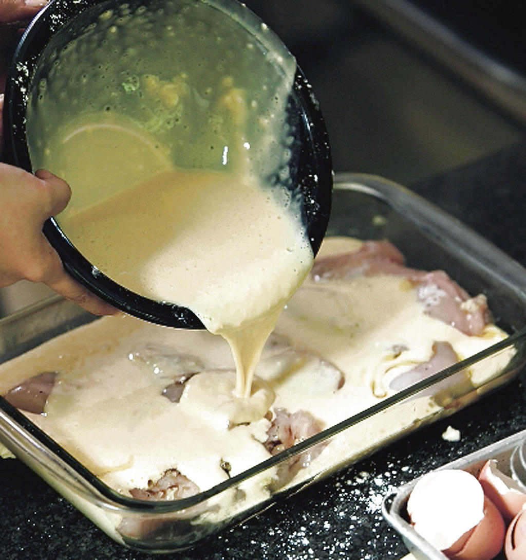 Cubra el pollo que sacó del microondas con este batido y hornee a 400 grados F. durante 35 a 40 minutos. ()