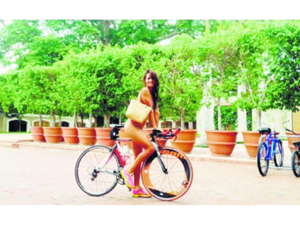 Carolina Dementiev en su faceta como deportista luce sexy.