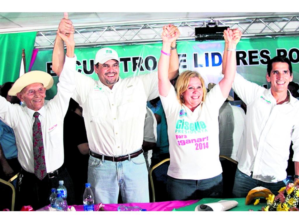 Rómulo Roux, uno de los precandidatos, junto al presidente.(Cortesía)
