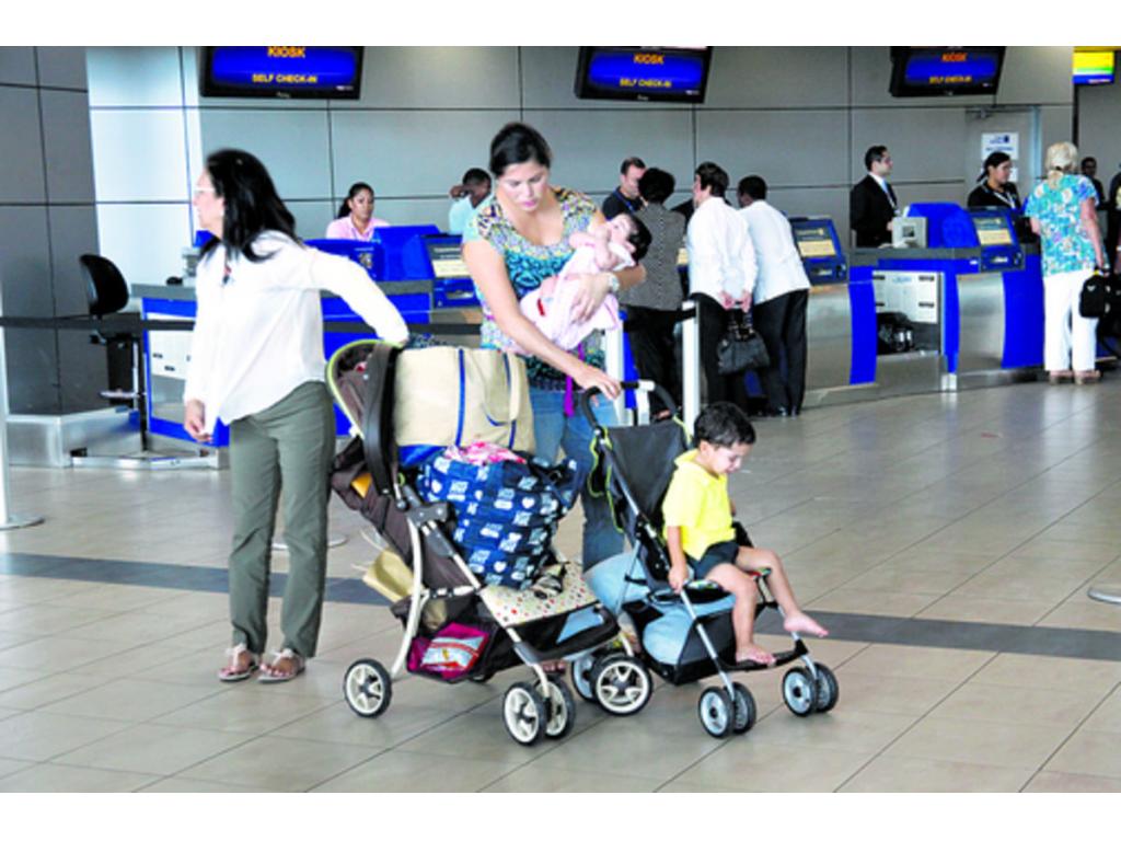 Algunos pasajeros rogaron por atención preocupados por sus hijos.(Alcides Rodríguez )