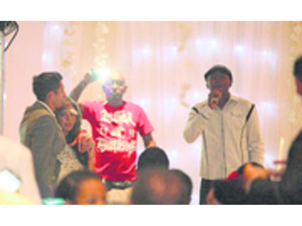 Apache Ness (dcha.), uno de los artistas de la noche.(Anayansi Gamez)