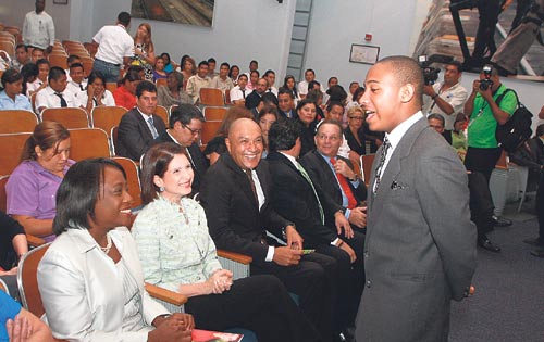 <p>Disertación. Marta L. de Martinelli, lera. dama y otras personalidades, mientras escuchan a Stocker.</p>