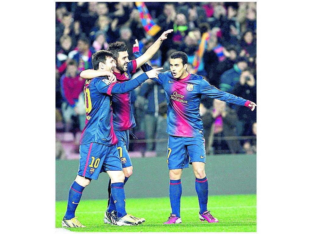 Los jugadores del Barcelona celebran la victoria de ayer.(EFE)