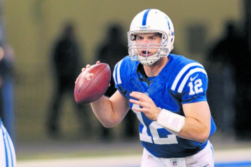 Figura. Andrew Luck, de los Colts, prepara su jugada.(AP)