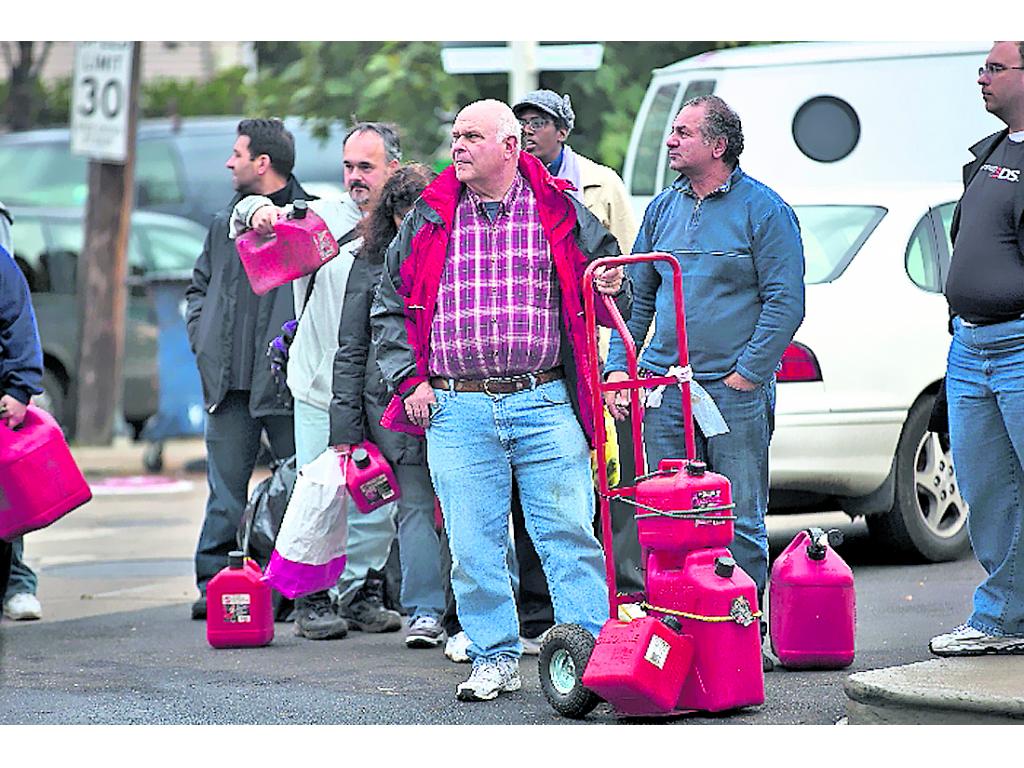 Caos. Largas filas para obtener gasolina.(AP)