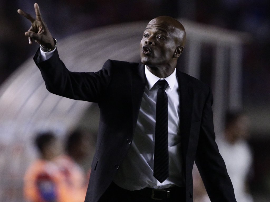 El técnico panameño Julio Dely Valdés en el partido ante Costa Rica. Foto/AP<br>
