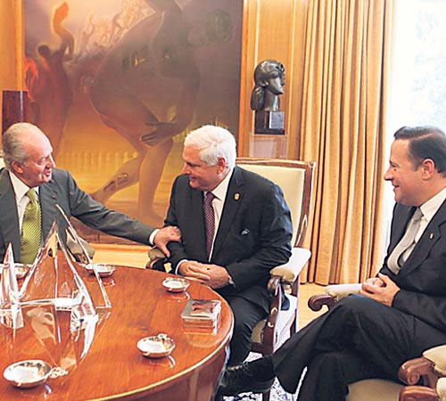 <p>El Rey junto al presidente y el canciller, en La Zarzuela.</p>