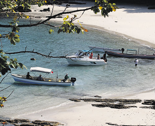 <p>A la isla llegan yates privados.</p>