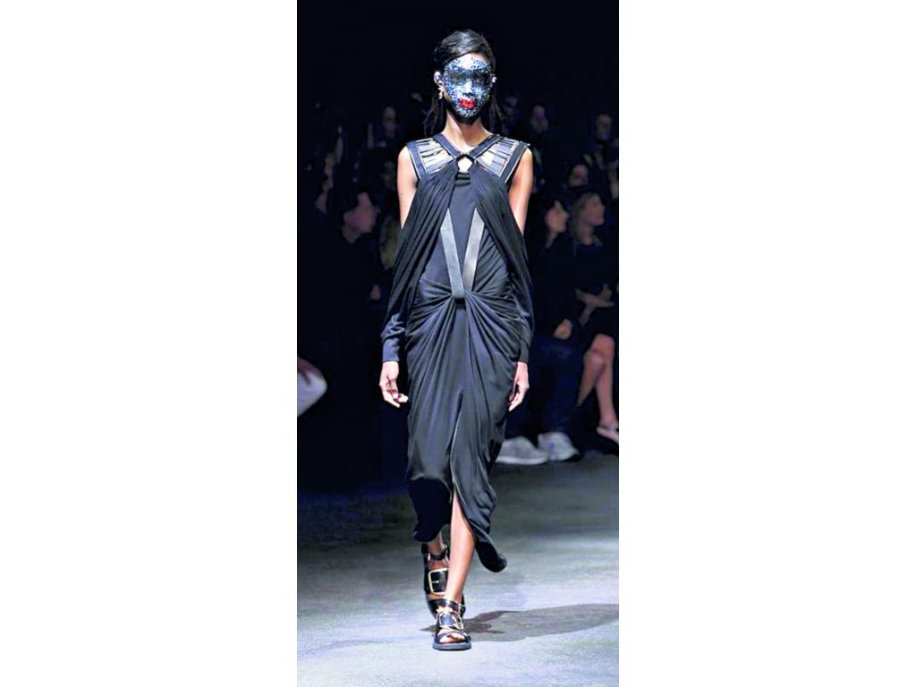 Katrina Troncoso modeló un atuendo con leve escote en negro, con detalles de recogido y amarrado. La istmeña destacó con su lucida pasarela.