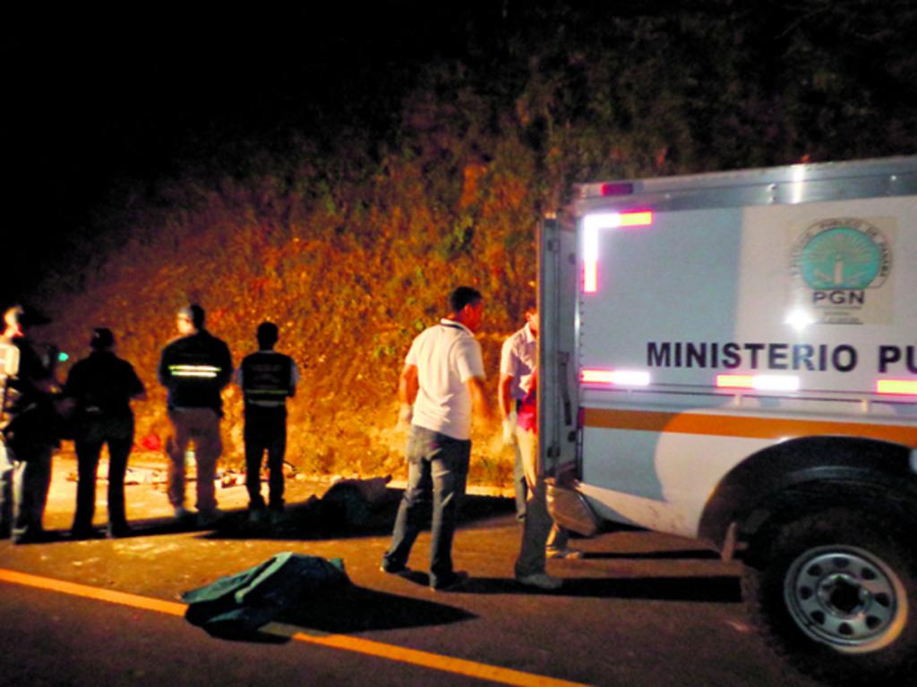 Autoridades judiciales retiraron los cuerpos de los fallecidos.(Melquiades Vásquez)