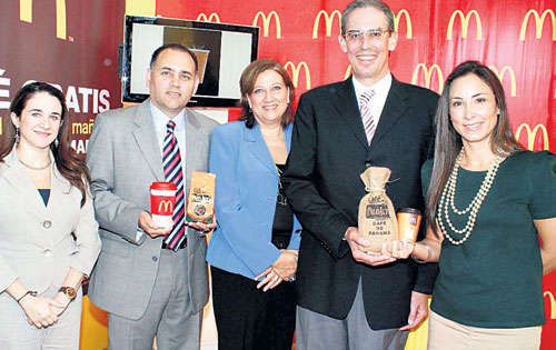 <p>Liz Marie Romero, gerente de Calidad de Arcos Dorados Centroamérica, Loney Armijo, managing director, Ana Ortiz, gerente regional de compras, Frank Tedman, presidente de Café Palo Alto y Martha Arango.</p>