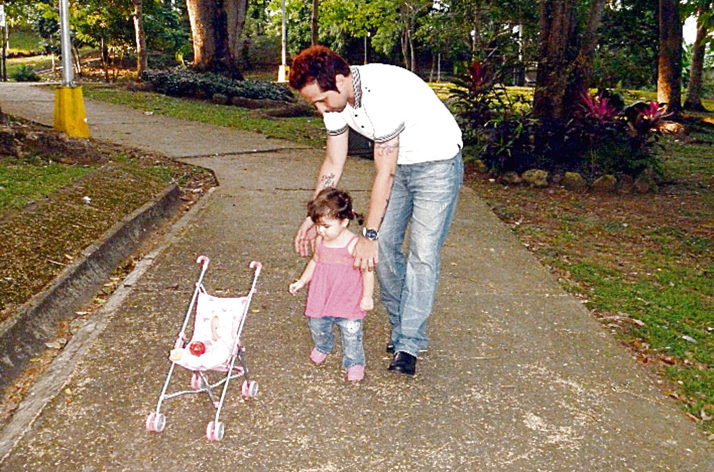 Paseo. Daniela y Spencer comparten tiempo juntos.()