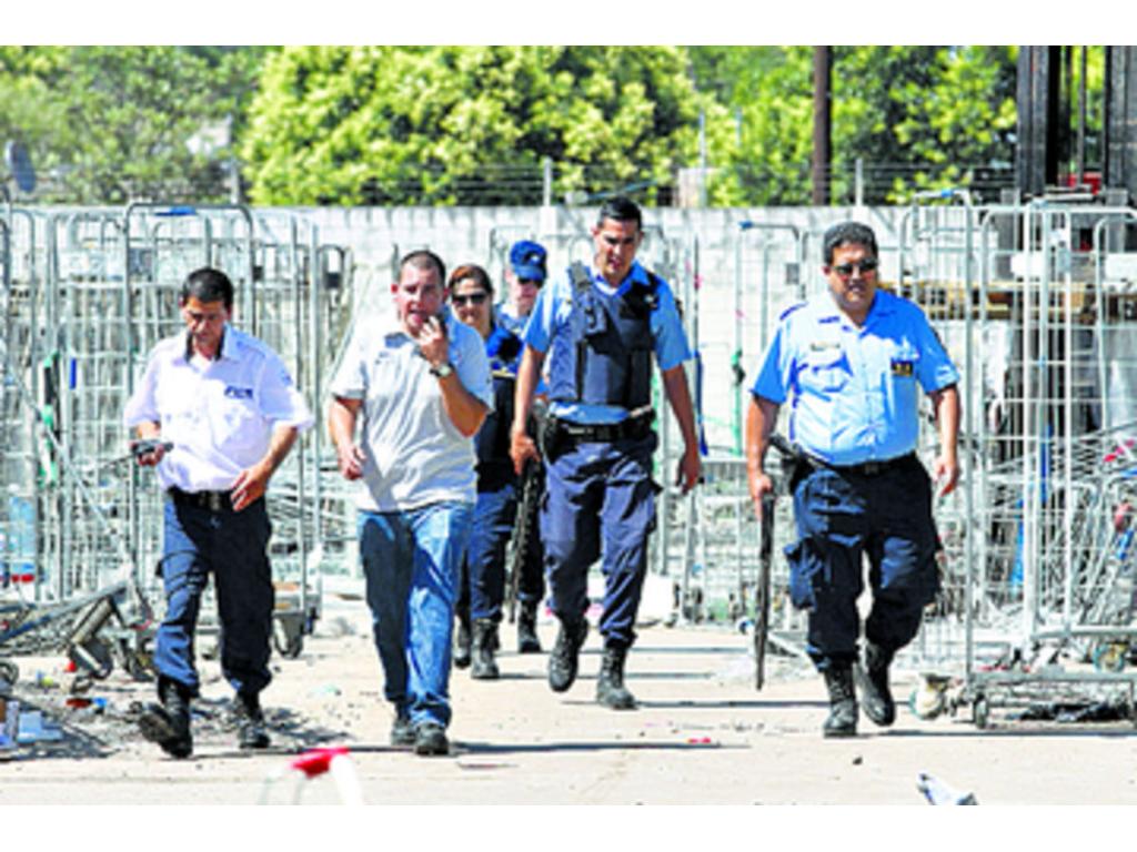 La policía improvisó barricadas para disuadir a los saqueadores.(AP)