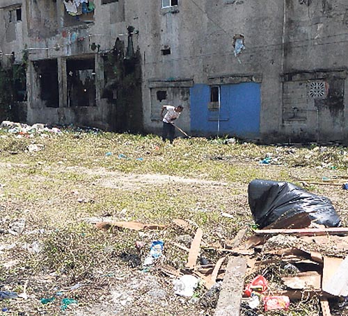 <p>Suciedad. Hay basura tirada alrededor de las casas.</p>
