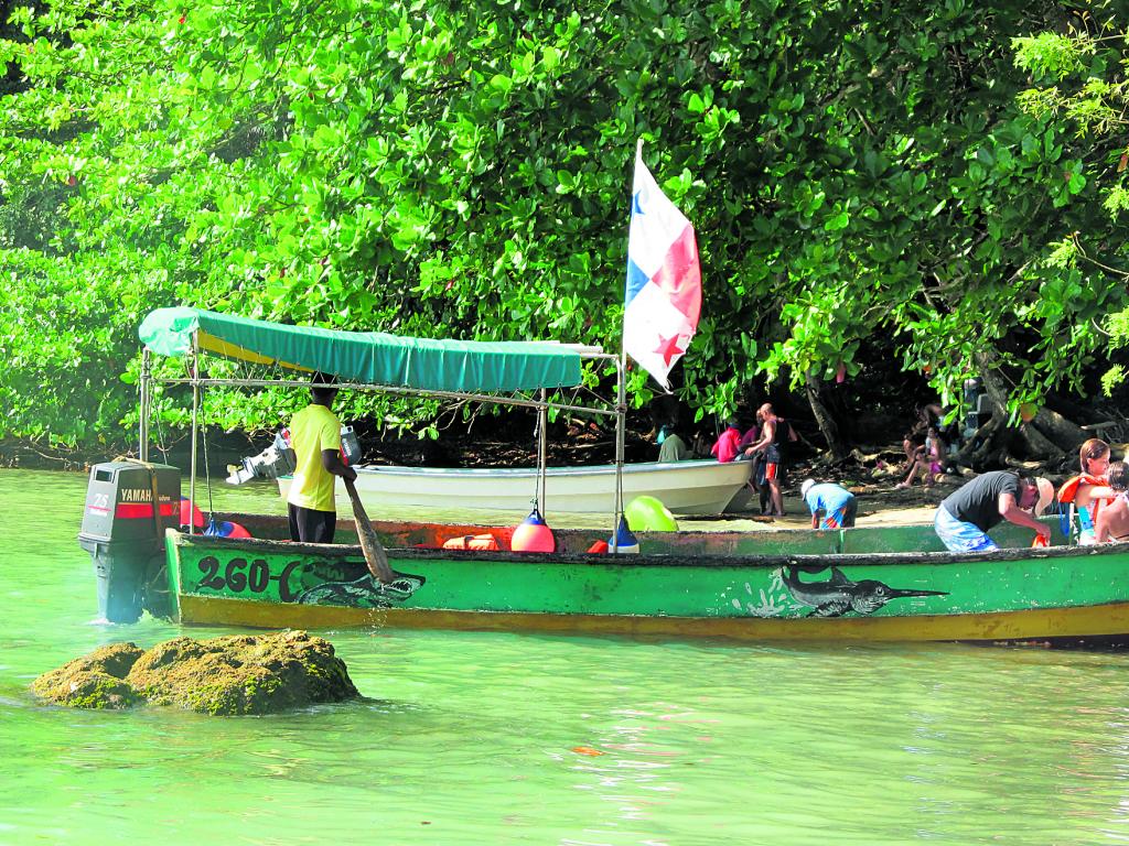 Pescadores nativos dejan sus anzuelos para dedicarse al transporte.(Dustin Guerra)