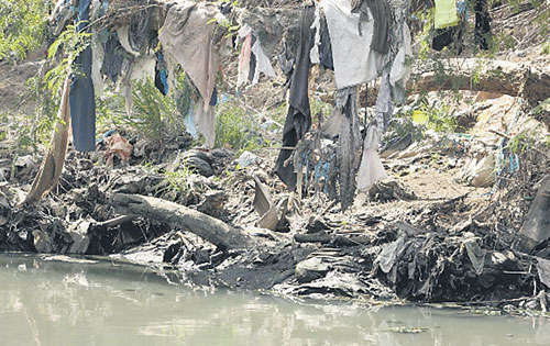 <p>Puente del Rey. El río Santa Elena arrastra basura al mar.</p>