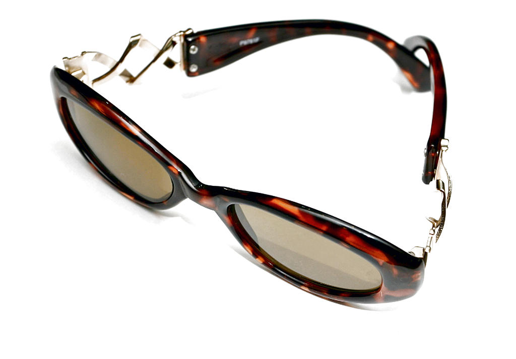 El tamaño adecuado. Se toma en cuenta el tamaño del rostro. Si tu cabeza es pequeña, no te favorecerán unas gafas de sol grandes, y viceversa. Las marcas conocidas ofrecen diferentes opciones en sus modelos.()