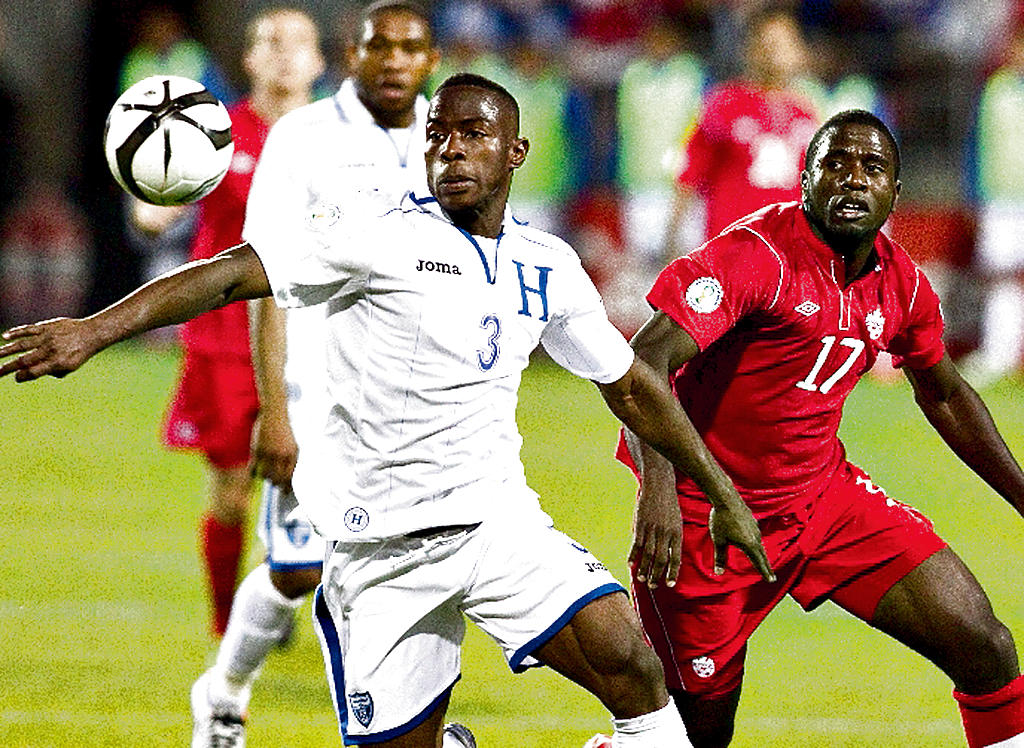 Zaguero. Maynor Figueroa (izq.), defensa de Honduras.(AP)