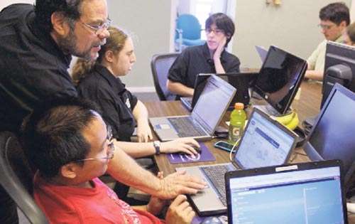 <p>Trabajo. Detectan los errores de diseño en los programas.</p>