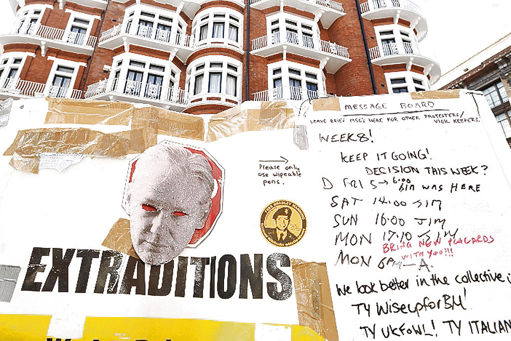 Seguidores. Apoyo para el fundador de WikiLeaks.(EFE)