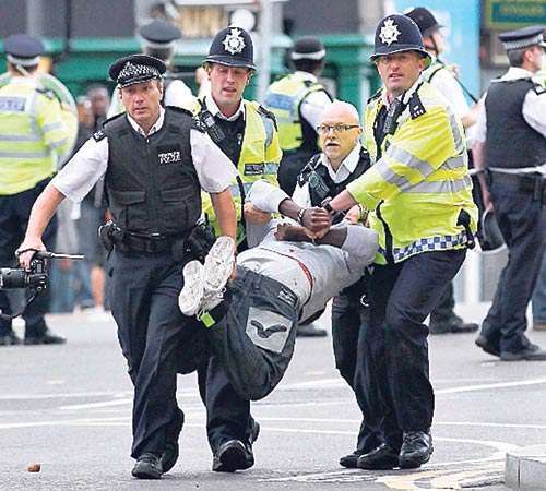 <p>Seguridad. Agentes policiales arrestan a un manifestante.</p>