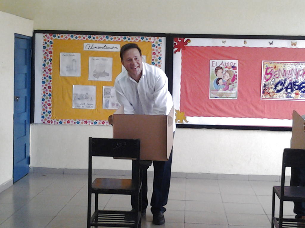 Mientras ejercía su derecho al voto. Foto/Thays Domínguez<br>