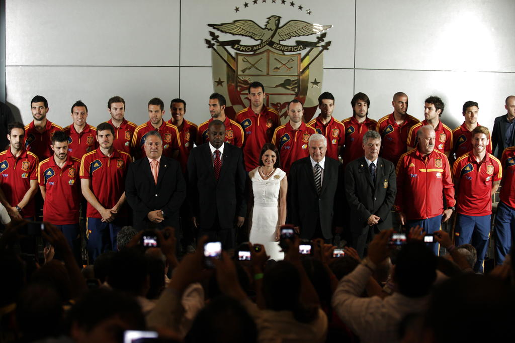 El presidente de la República, Ricardo Martinelli, Marta Linares de Martinelli y los jugadores de la selección española. Foto: Victor Arosemena.<br>