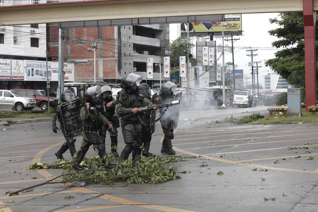 Los estudiantes fueron reprimidos por unidades del control de multitudes. Foto/Noriel Gutiérrez <br>