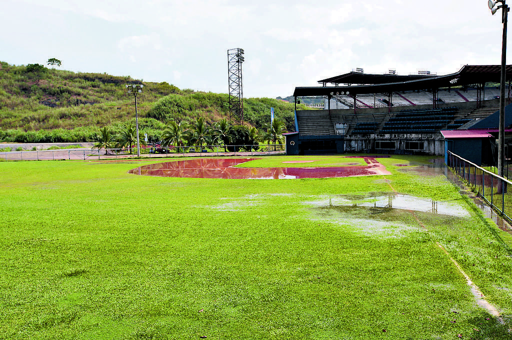 Descuidado. La lluvia obligó a suspender un juego ayer.(Anayansi Games)