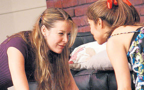 <p>Silvia (der.) reta a la esposa de su amo.</p>