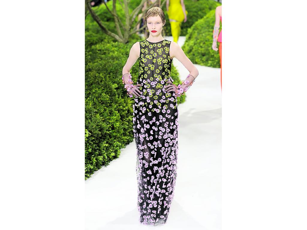 La rigidez extrema de algunas prendas joya fue dejando paso a vestidos de movimientos armónicos, unos que otros compuestos por tul y detalles de flores. ¡Espectacular!()
