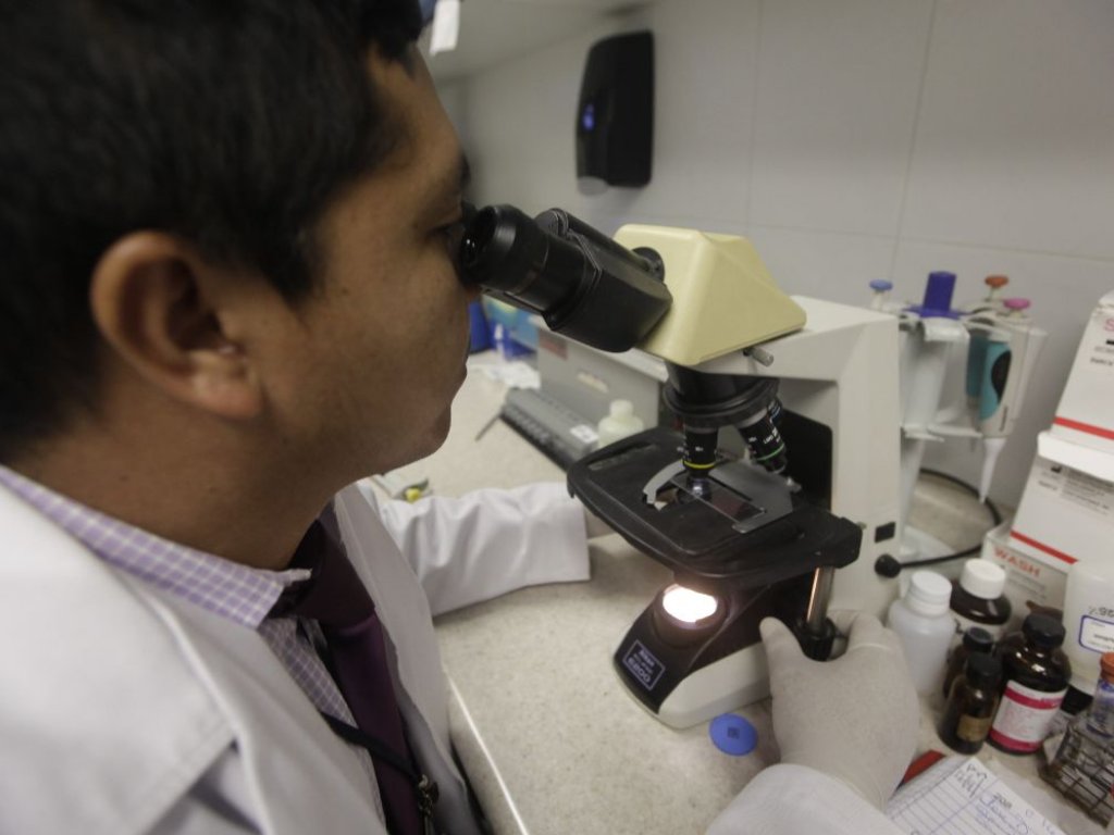 A través de un microscopio el especialista Erick Chu, encargado de realizar las
diversas pruebas que se efectúan en la clínica de la Pareja Infértil, comprueba
la viabilidad espermática del semen. Foto: Carlos Lemos