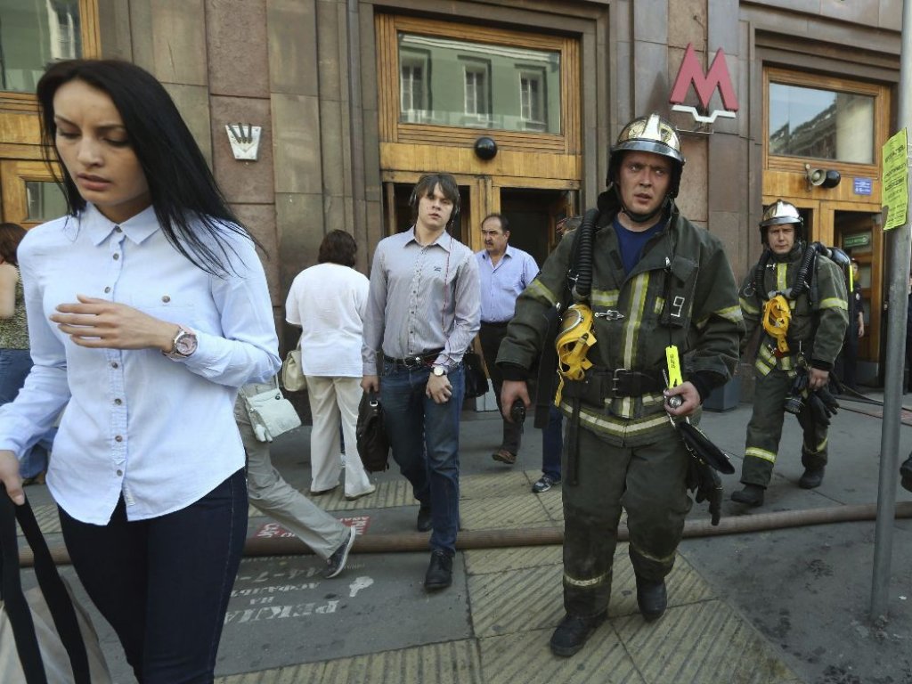 Bomberos rusos recogen su equipo tras extinguir un incendio. Foto/EFE