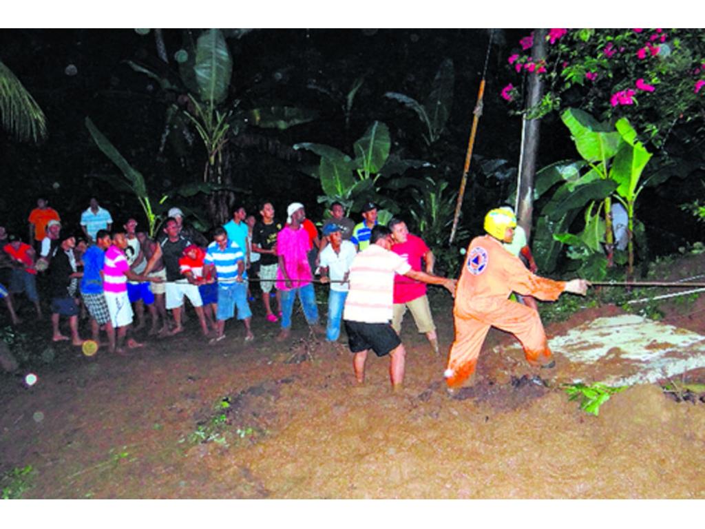 Miembros del Sinaproc y voluntarios se unieron en el rescate.(Delfuia Cortez)