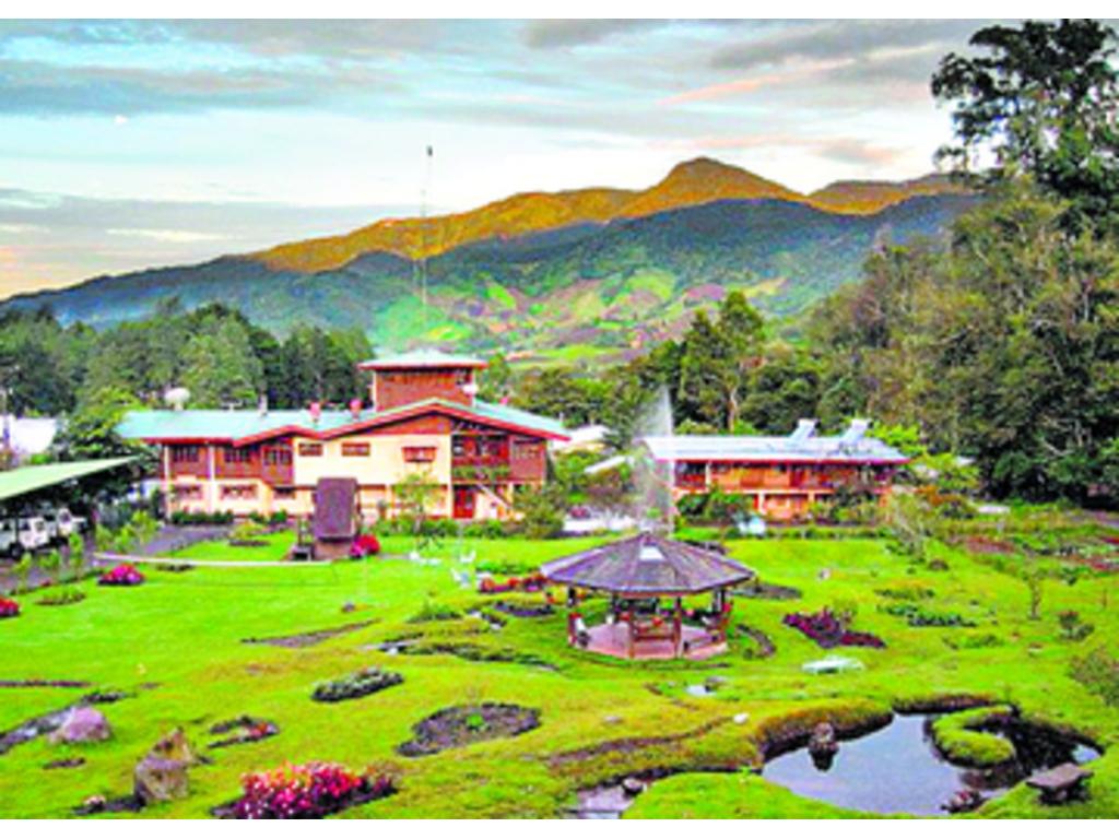 Un complejo con paisaje hermoso y clima fresco.