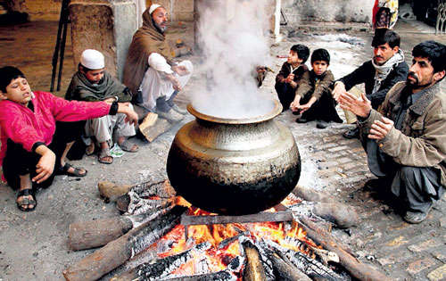 <p>Otras latitudes. En Pakistán las personas se arriman al calor de una hoquera.</p>