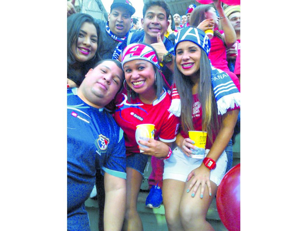 Aficionados istmeños viajaron hasta Tegucigalpa.(Eduardo González)