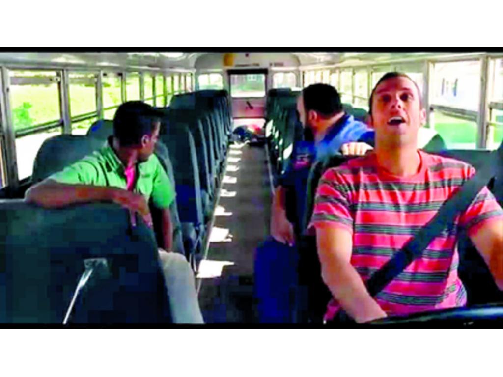 El grupo de amigos que se divertía en el primer filme de 2010, 30 años después de haberse conocido, ahora vuelve a las andanzas.