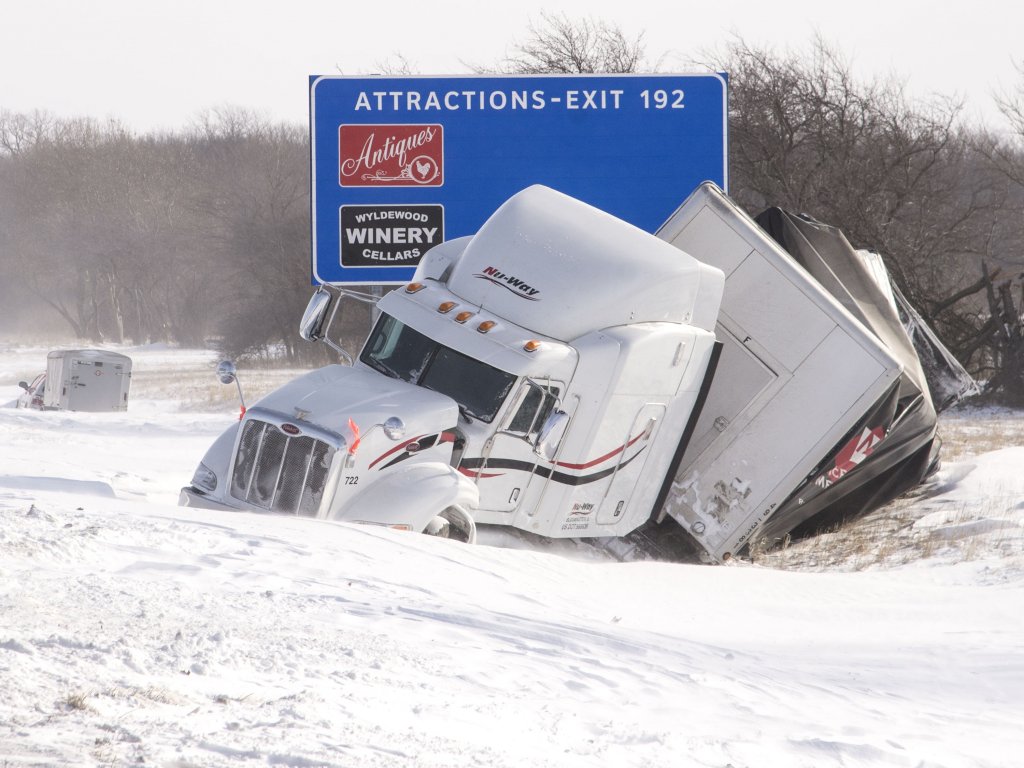Camión dañado en St. Joseph, Ill., 6 de enero. Foto/News-Gazette.John Dixon
