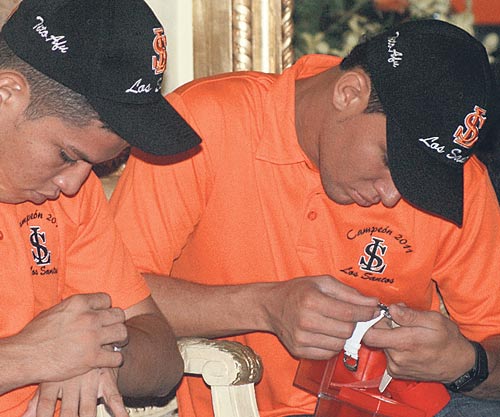 <p>Agradecidos. Los jugadores santeños observaban los regalos recibidos.</p>
