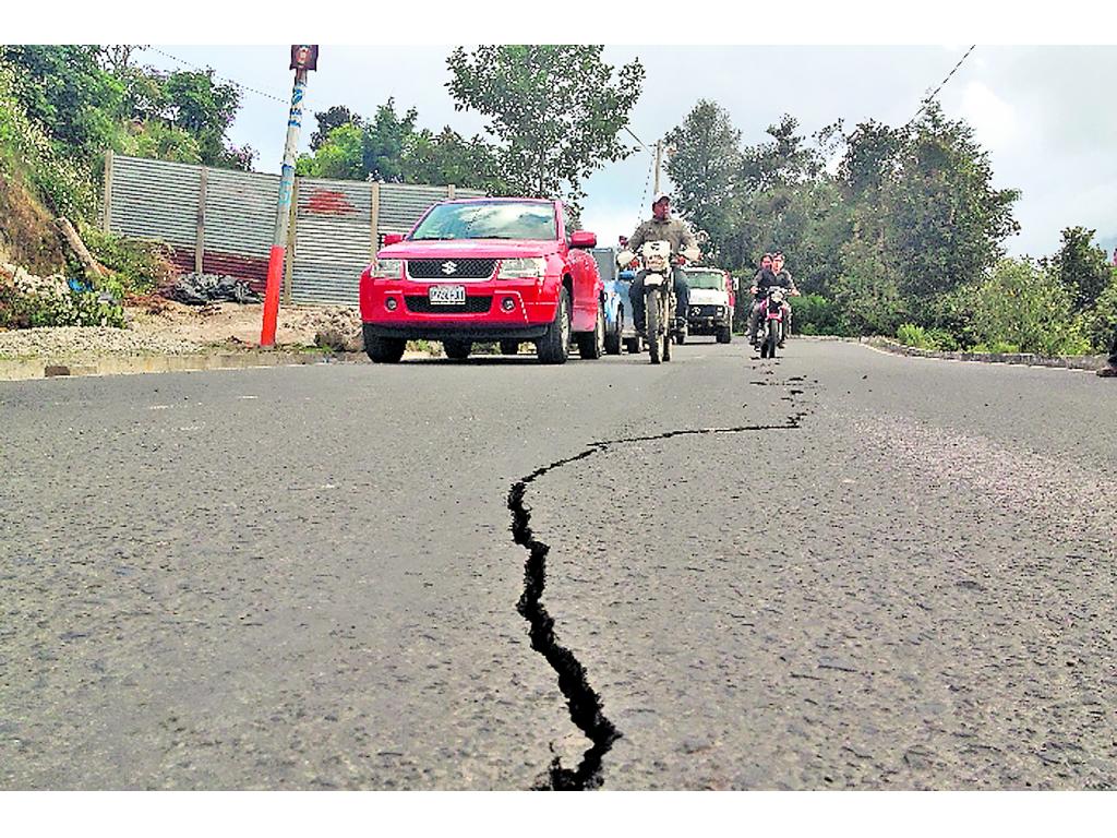 Vías. Varias carreteras sufrieron serios daños.(AP)